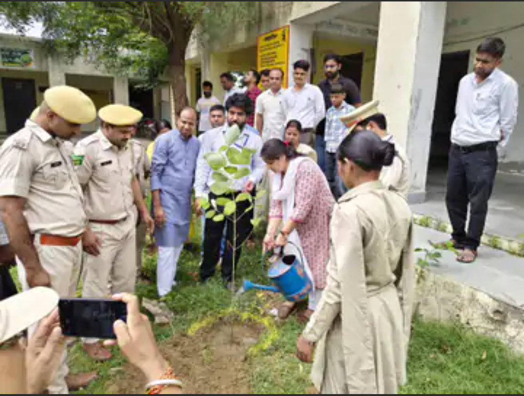 महात्मा गांधी स्कूल में वन महोत्सव के तहत पौधारोपण कार्यक्रम:बनेठा में SDM ने लगाए 50 पौधे, नियमित देखभाल की जिम्मेदारी ली