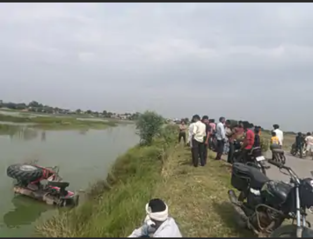 कठमाणा तालाब में अनियंत्रित होकर गिरा ट्रैक्टर:मवेशियों को बचाने के चक्कर में हुआ हादसा, ग्रामीणों ने की सुरक्षा दीवार की मांग