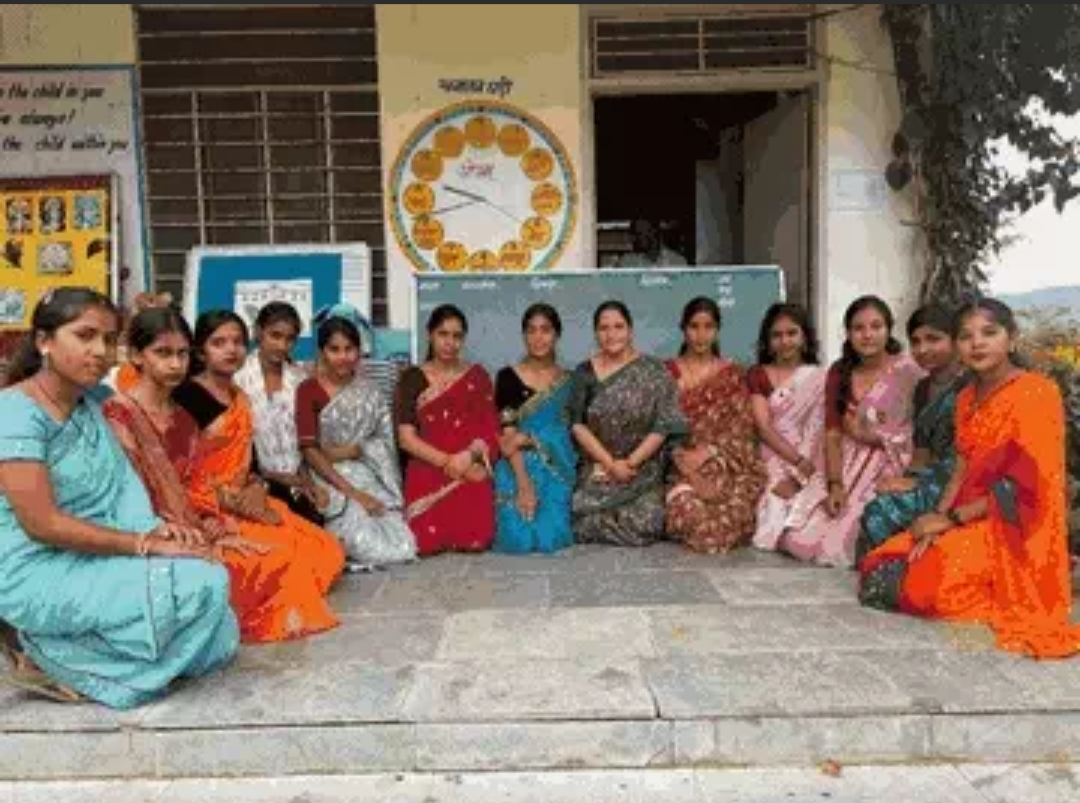 बस्सी स्कूल में शिक्षक दिवस पर स्टूडेंट्स बने टीचर्स:व्यवस्थाएं संभालीं; राधा-कृष्ण की झांकियां निकलीं, मटकी फोड़ प्रतियोगिता भी हुई