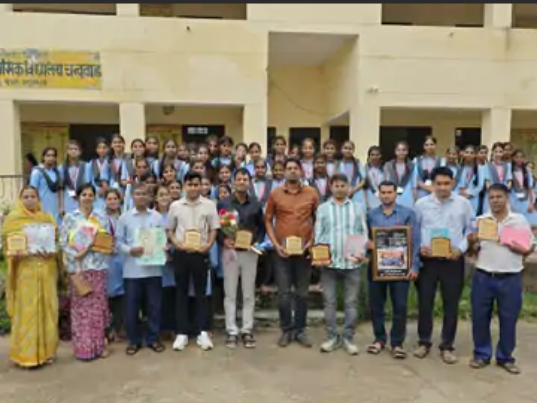 चंदवाड़ के स्कूल में टीचर्ड डे पर शिक्षकों का सम्मान:डॉ. राधाकृष्णन के योगदान को याद किया; छात्रों ने हाथ से बनाए ग्रीटिंग कार्ड