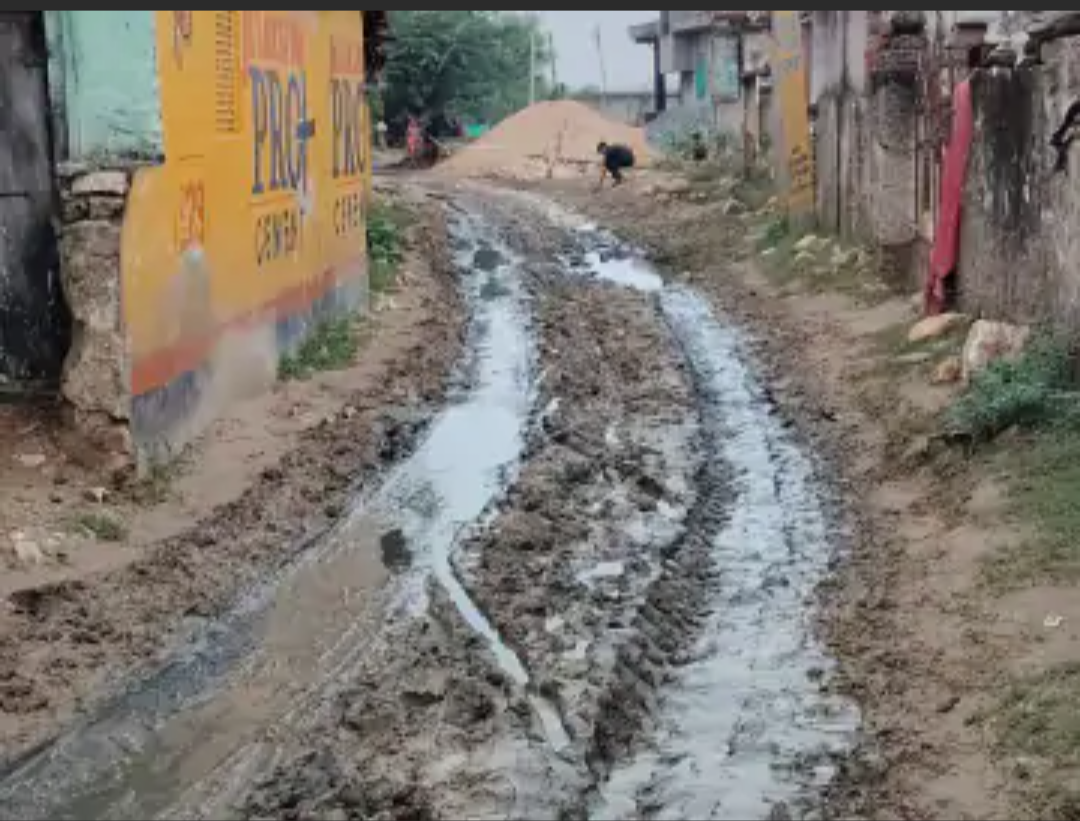 भेरूबुल्या के मुख्य रास्ते पर जमा कीचड़:ग्रामीणों ने नालियां बनाकर स्थायी निकासी की उठाई मांग
