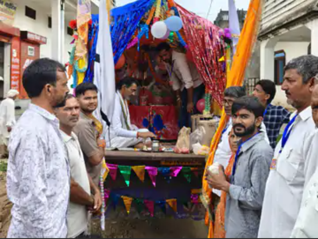 नवरंगपुरा से डिग्गी कल्याण और तेजाजी की पदयात्रा रवाना:दोनों ध्वजा लेकर आगे चले युवा; भक्तों ने लगाए जयकारे