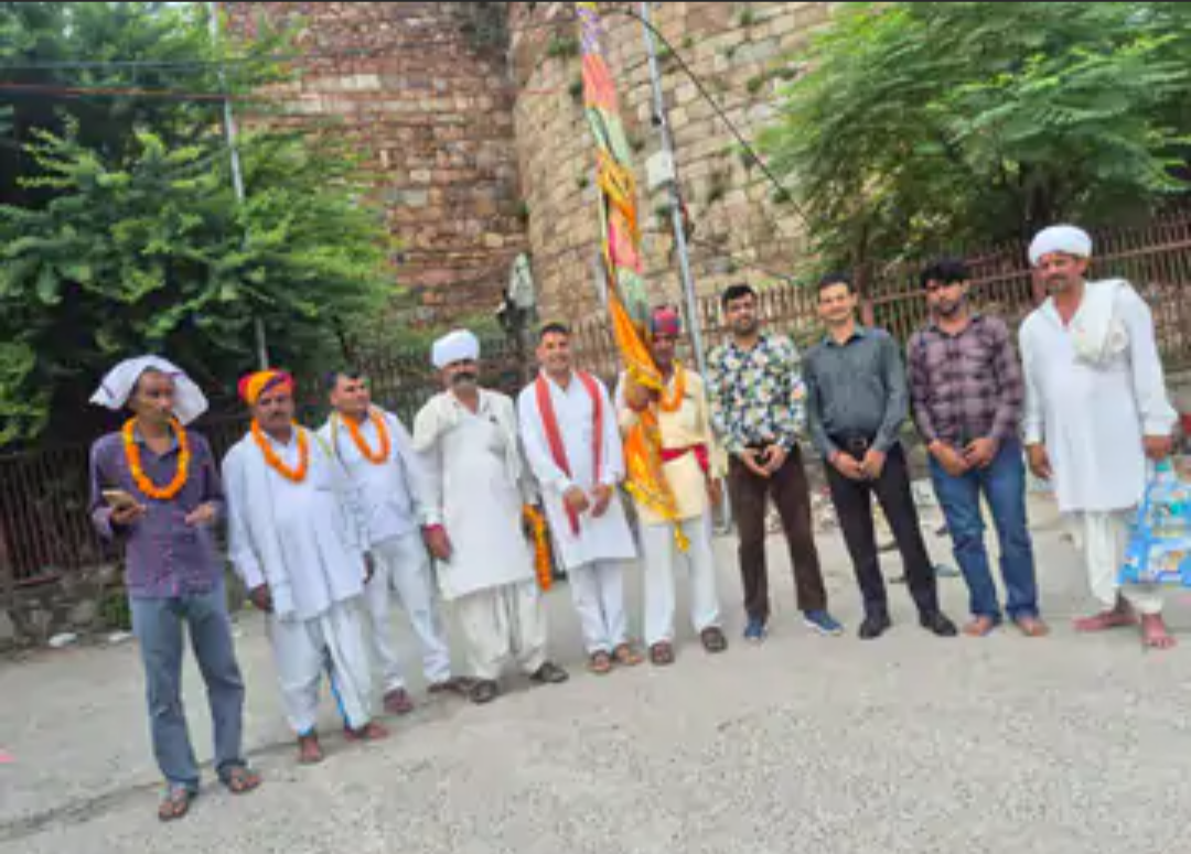 नौगांवा पहुंची विशाल शांति पदयात्रा:श्रद्धालुओं का स्वागत; 16 सितंबर को जोधपुरिया धाम पर ध्वज चढ़ेगा