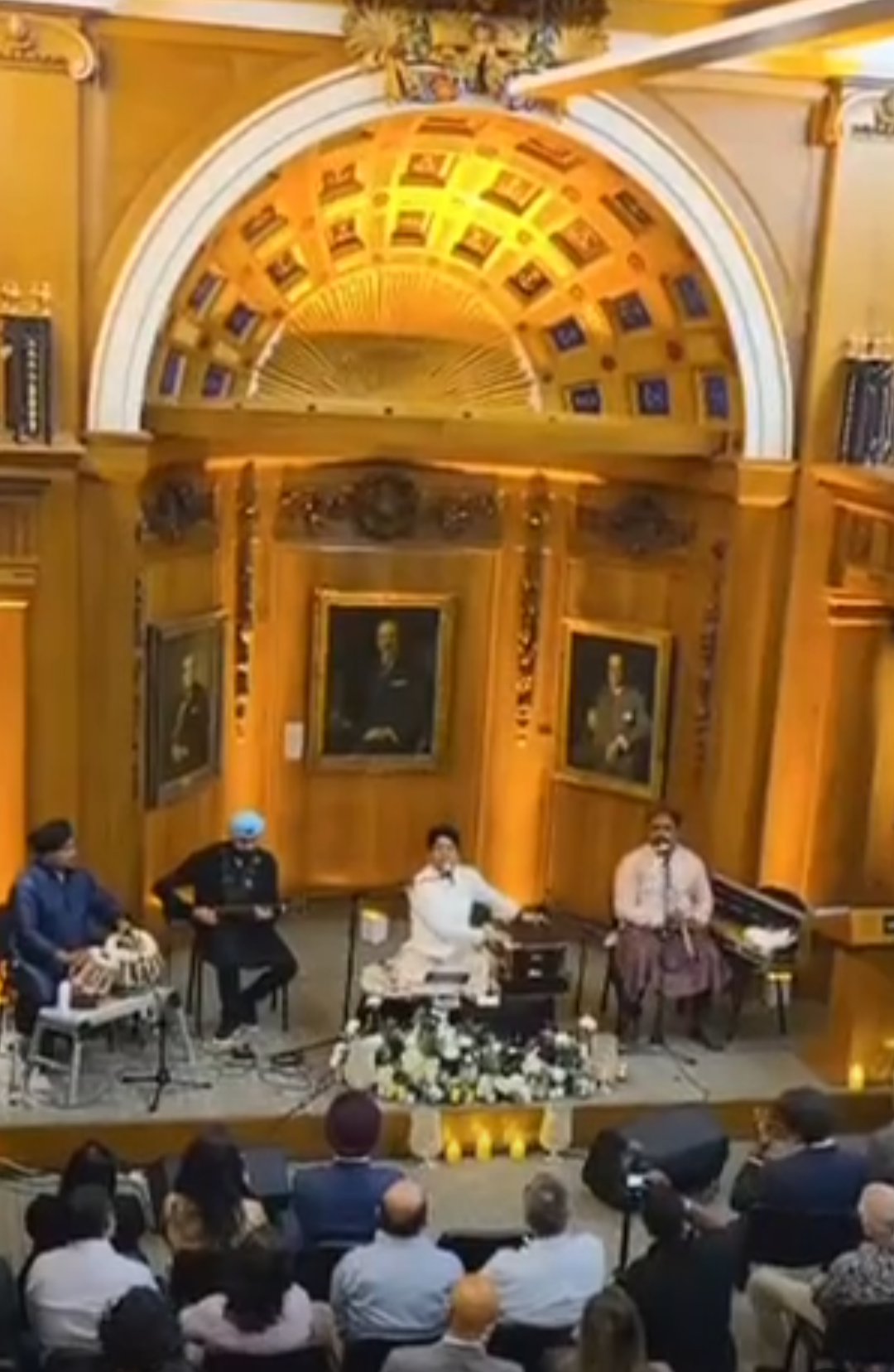 लॉयड्स ऑफ लंदन की ओल्ड लाइब्रेरी में गूंजी भारतीय गजल:जयपुर के रंजीत रजवाड़ा ने पहले भारतीय गायक के रूप में दी प्रस्तुति