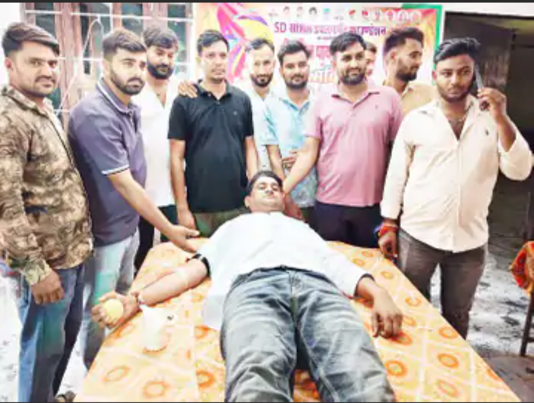 पायलट के जन्मदिन पर युवाओं ने 61 यूनिट रक्तदान किया:रक्तदाताओं को हेलमेट वितरित कर दिया सडक़ सुरक्षा का संदेश