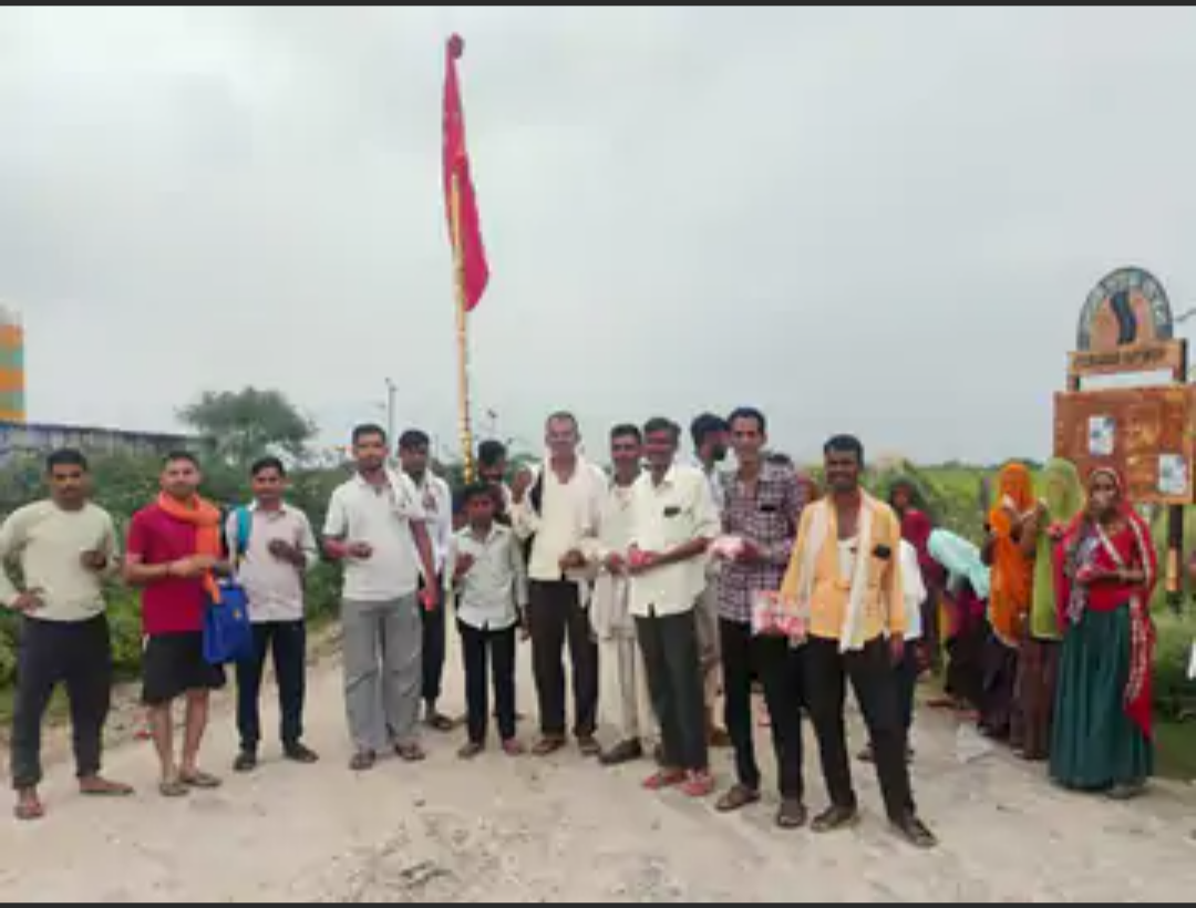 श्योसिहपुरा से चौथ का बरवाड़ा के लिए पदयात्रा रवाना:ध्वज पूजन किया, सुख-शांति की कामना के लिए धोक लगाएंगे