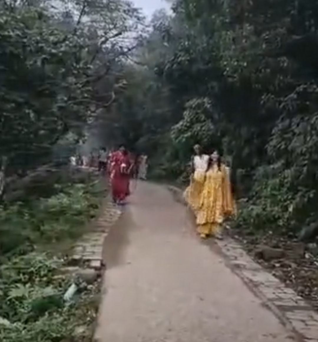 टोंक के यात्रियों ने की झारखंड में सम्मेद-शिखर की वंदना:24 में से 20 तीर्थंकरों ने यहां पाया मोक्ष; विश्व शांति की कामना की