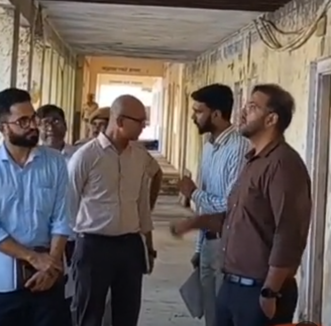 पर्यवेक्षक IAS सौरभ स्वामी ने चेक किया स्ट्रॉन्ग रूम:कलेक्टर टीना डाबी के साथ मतदान केंद्रों का लिया जायजा