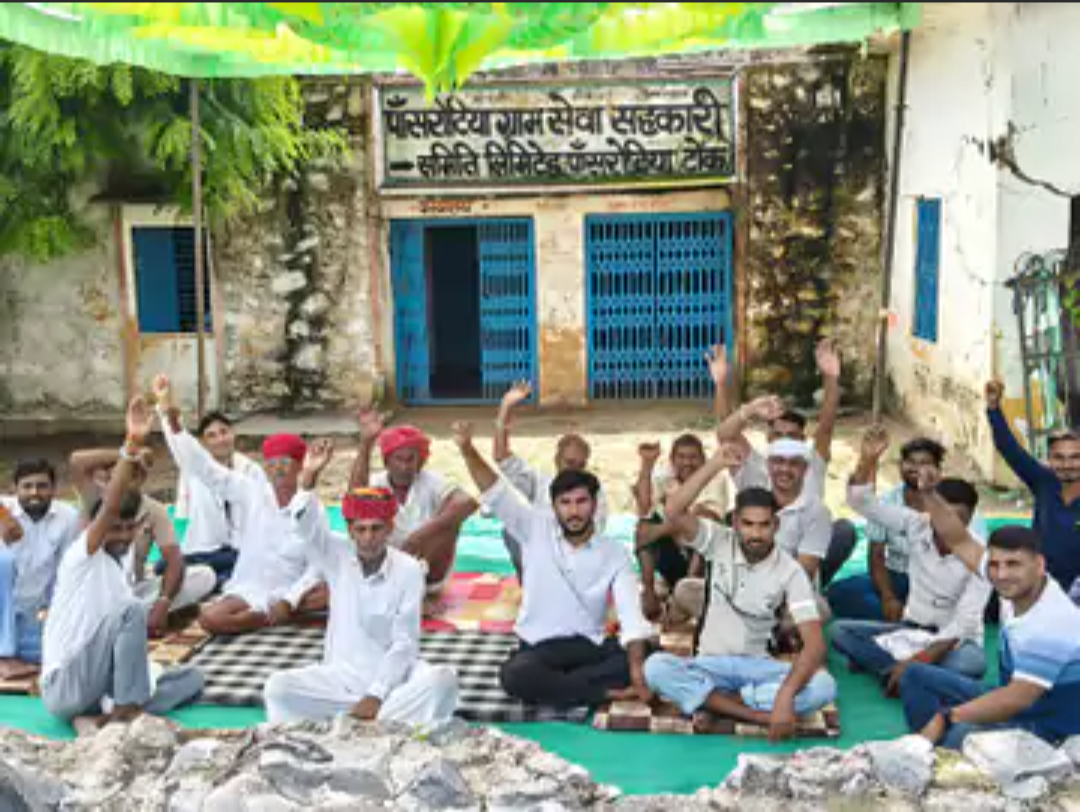 DAP खाद संकट को लेकर अनिश्चितकालीन धरना शुरू:पांसरोटिया में किसानों का हल्लाबोल, FFS ऐप से खाद वितरण पर नाराजगी