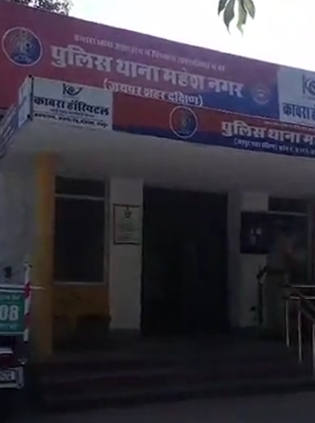 चोरों के चक्कर में फंसी पुलिस,बाइक उठा ले गए:घर के बाहर से उठाकर दूसरी जगह छिपाई, फिर बदमाश के नाम पर चोरी दिखाई
