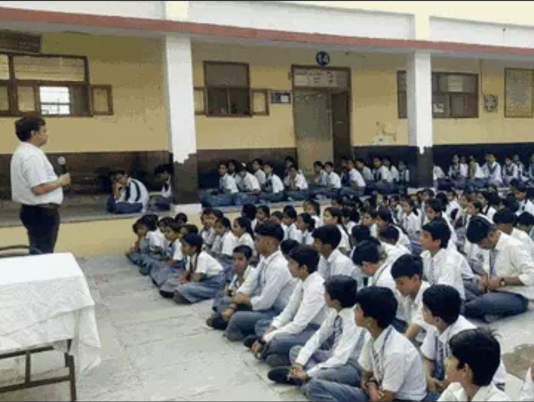 निवाई के मॉडल स्कूल का DEO ने निरीक्षण किया:छात्रों से साइंस के सवाल पूछे, स्टाफ को दिए जरूरी निर्देश