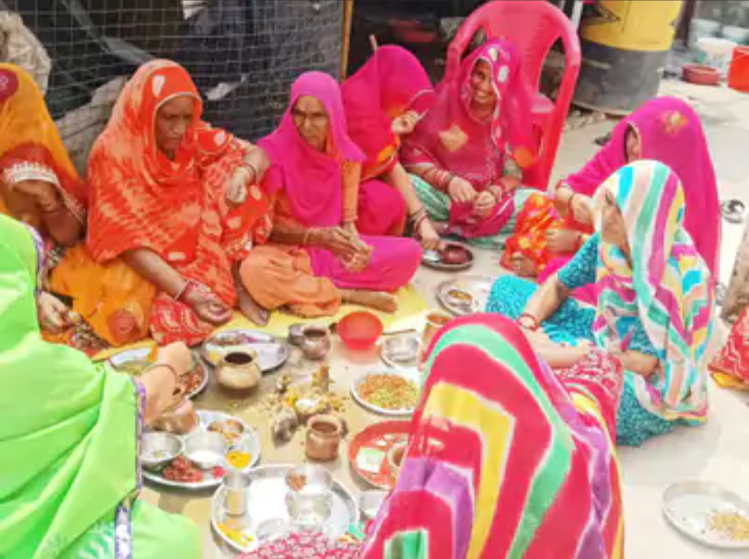 बछ बारस पर महिलाओं ने की गोमाता की पूजा की:दतवास में परिवार की सुख-समृद्धि और संतान सुख की कामना की, कथा भी सुनी