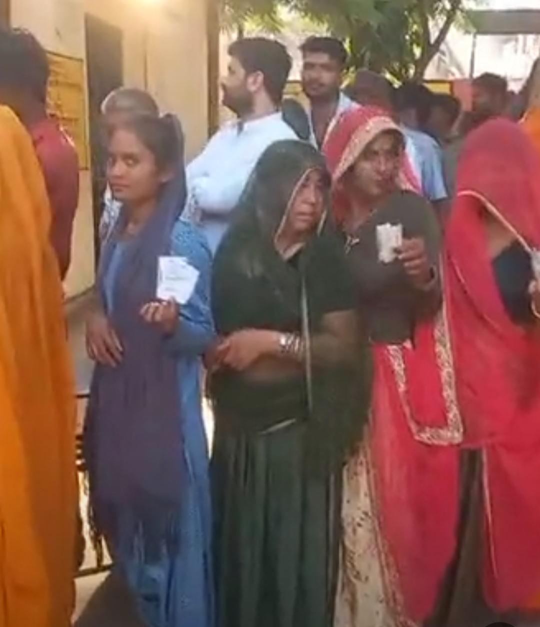 निवाई में दोपहर 1 बजे तक 52.2 प्रतिशत मतदान:40 वार्डों में 121 प्रत्याशी मैदान में, सुबह से लगीं मतदाताओं की कतारें