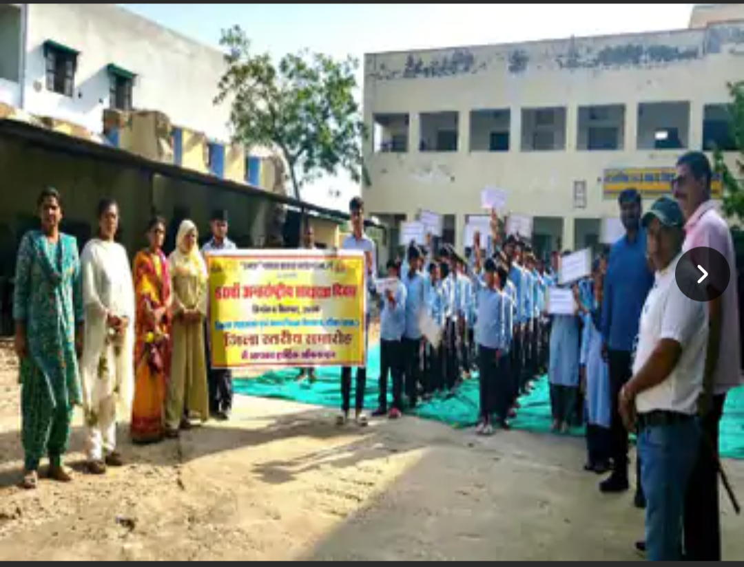 टोंक में अंतर्राष्ट्रीय साक्षरता दिवस पर निकाली रैली:मुख्य बाजार से होकर गुजरी; बेहतर काम करने वालों का किया सम्मान