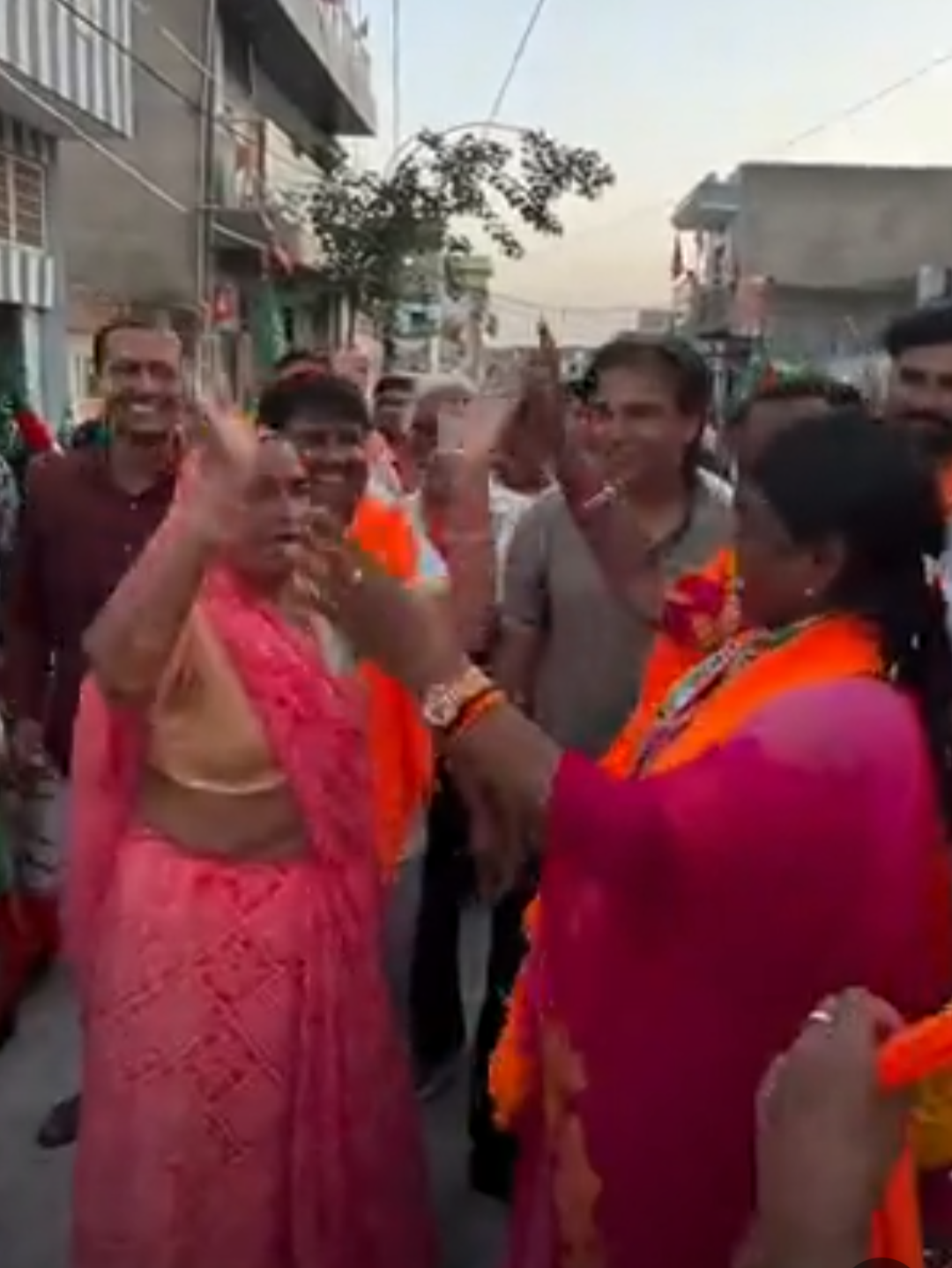 प्रतिबंध के बावजूद अजमेर में ऊंट गाड़ियों पर चुनाव प्रचार:कांग्रेस ने कहा-भाजपा प्रत्याशी की शिकायत करेंगे; कलेक्टर बोले-दिखवाएंगे मामला