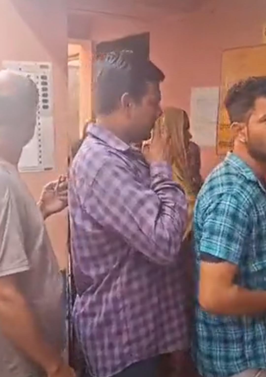 अजमेर में फर्जी वोट डालने का आरोप:10 मिनट तक EVM खराब होने से लगी कतार, कांग्रेस नेता ने मोबाइल में ID दिखा कर दिया वोट