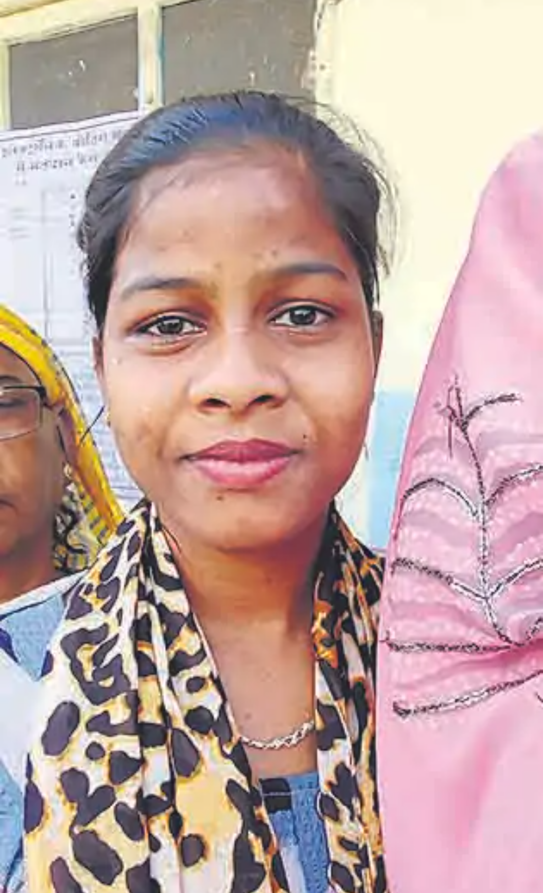 पहली बार मतदान करके बोले युवा, लोकतंत्र का फर्ज निभाया