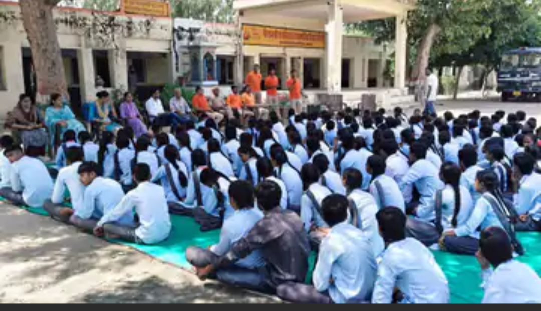 एसडीआरएफ टीम ने विद्यार्थियों को सिखाए आपदा से बचाव के तरीके