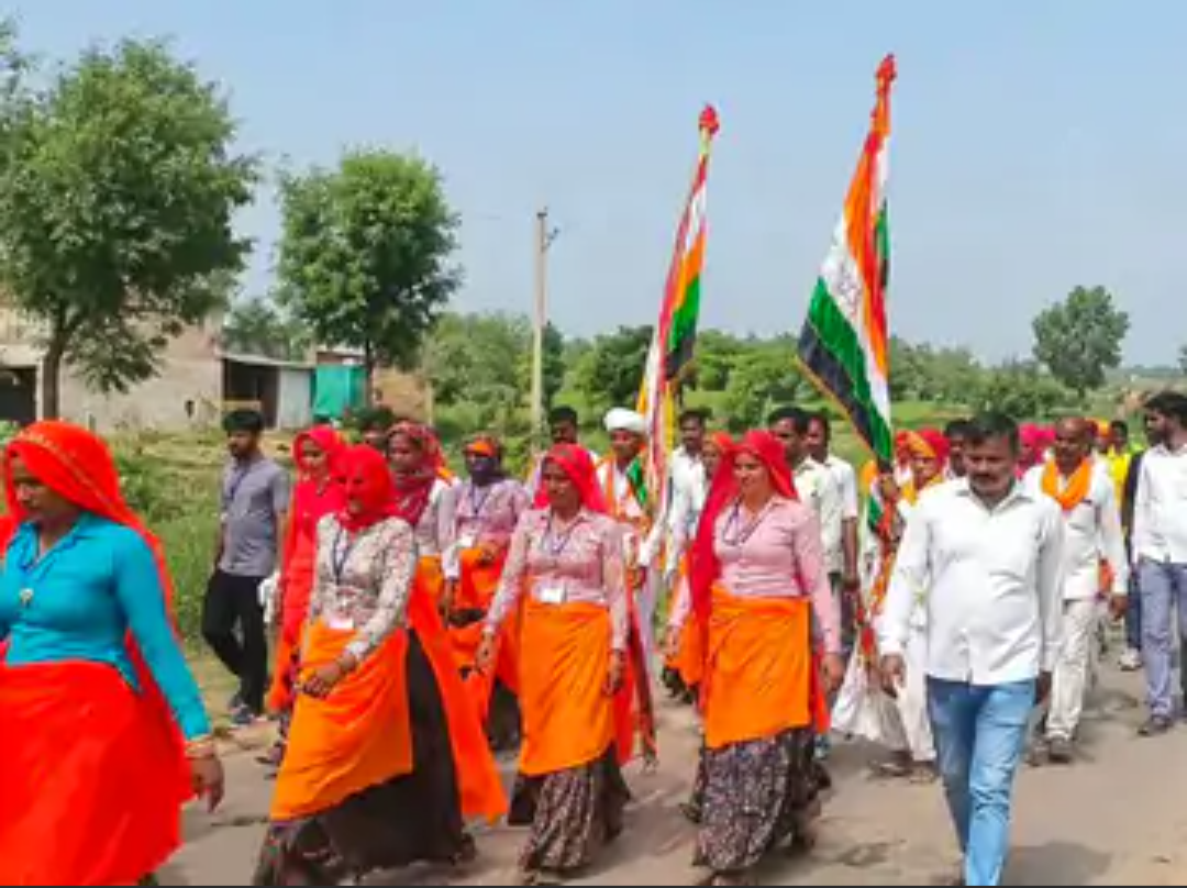 ध्वजा लेकर जयकारों के साथ आगे बढ़े देवनारायण भक्त:गांव में फूल-मालाओं से हुआ पदयात्रियों का स्वागत