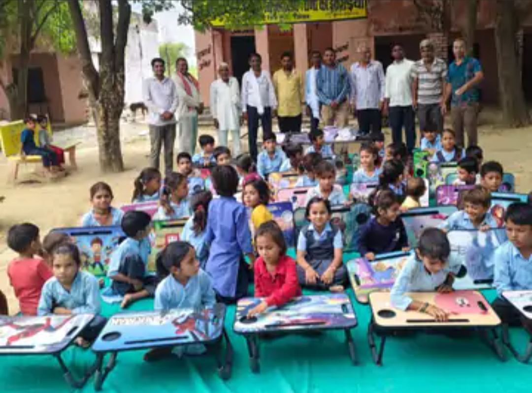 सरकारी स्कूल के बच्चों को मिली पढ़ाई की नई सुविधा:स्टडी टेबल और शैक्षणिक सामग्री पाकर खिले चेहरे