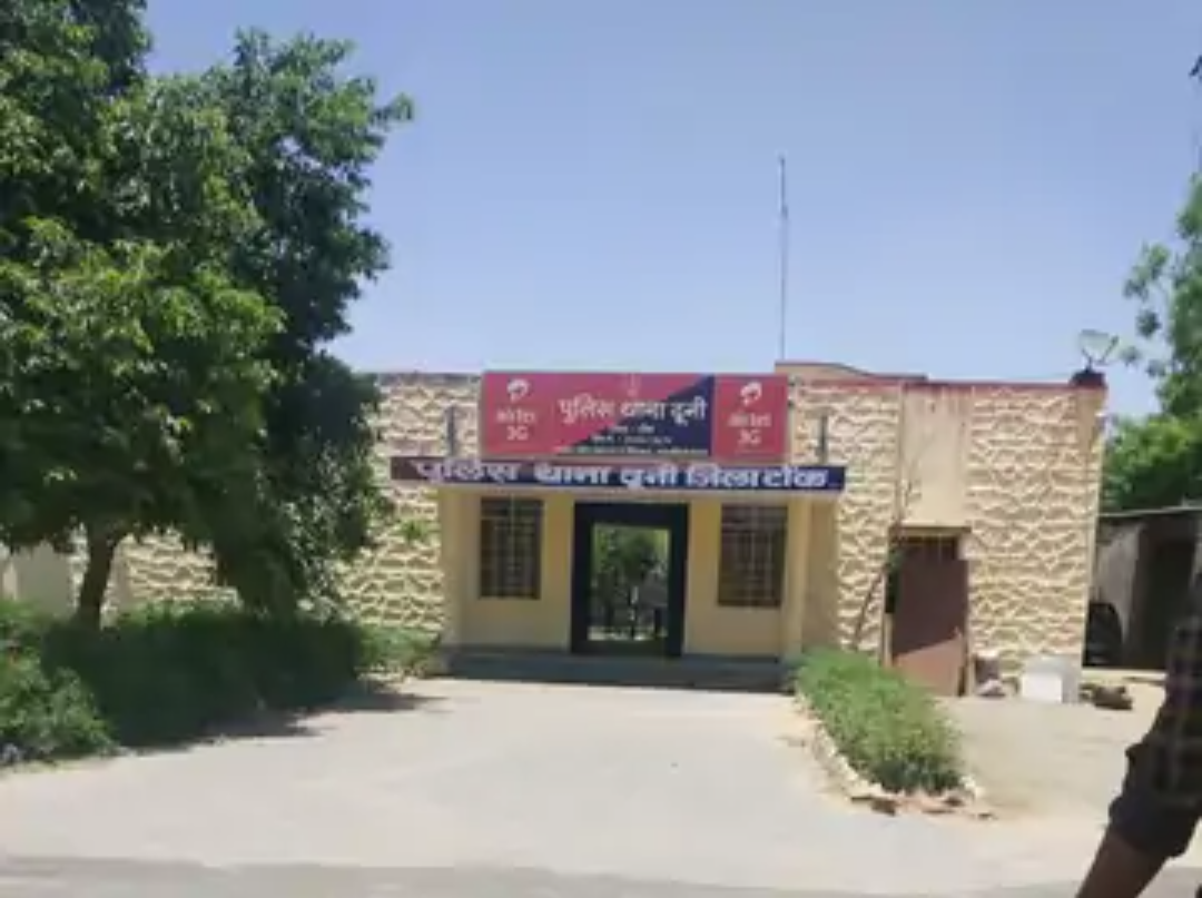 दूनी पुलिस की अवैध बजरी खनन के खिलाफ कार्रवाई:गश्त के दौरान बजरी परिवहन करते 2 ट्रैक्टर-ट्रॉली जब्त, मामला दर्ज