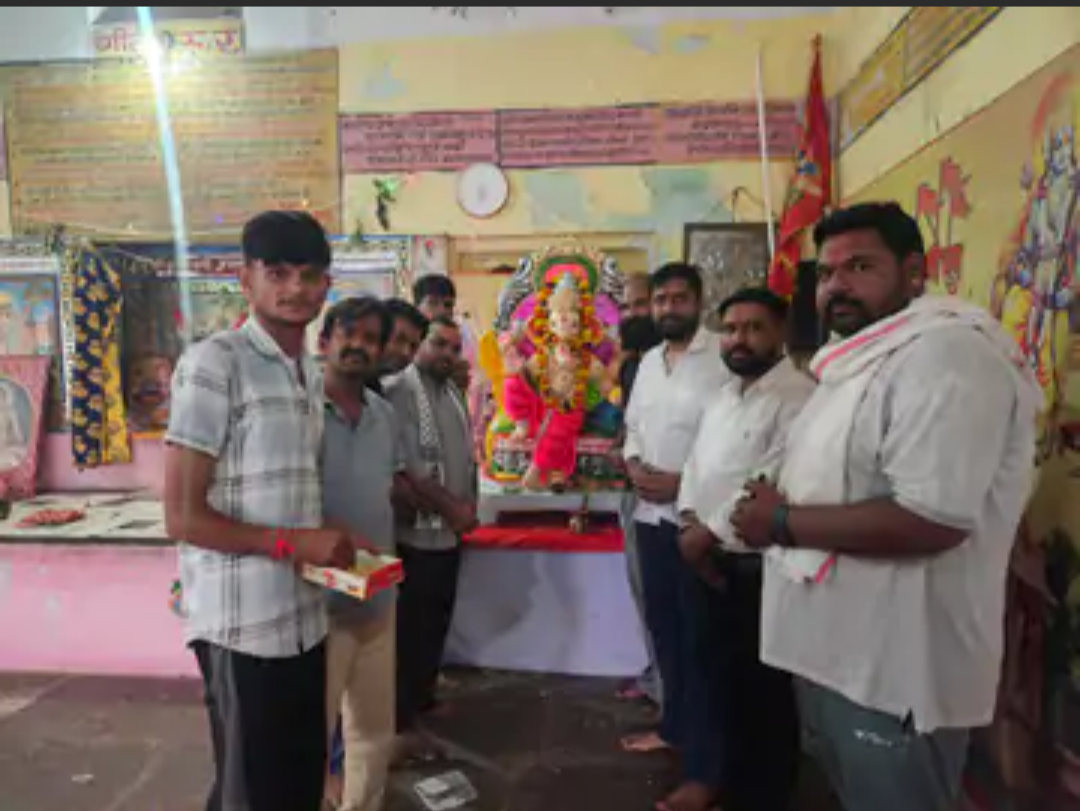बनेठा में गणेश चतुर्थी पर सजे गणेश मंदिर:झांकियों के दर्शन को उमड़े श्रद्धालु, रात में गूंजे भजन
