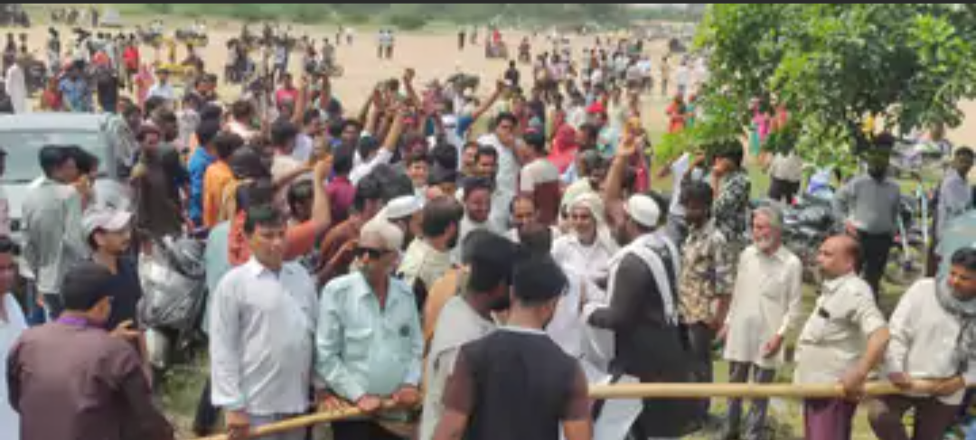 बाड़ेबंदी में प्रत्याशी, बाहर समर्थकों ने मनाया जीत का जश्न