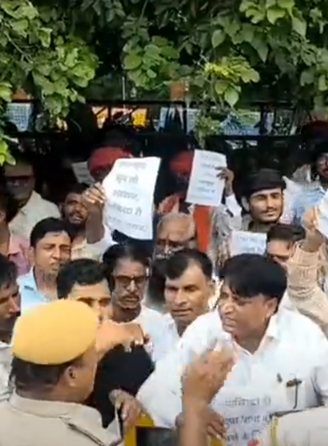 टोंक कलेक्ट्रेट पहुंचे ग्रामीण, बोले-नशे के कारोबार पर रोक लगाएं:कलेक्टर-एसपी को सौंपा ज्ञापन, जांच और कार्रवाई की मांग