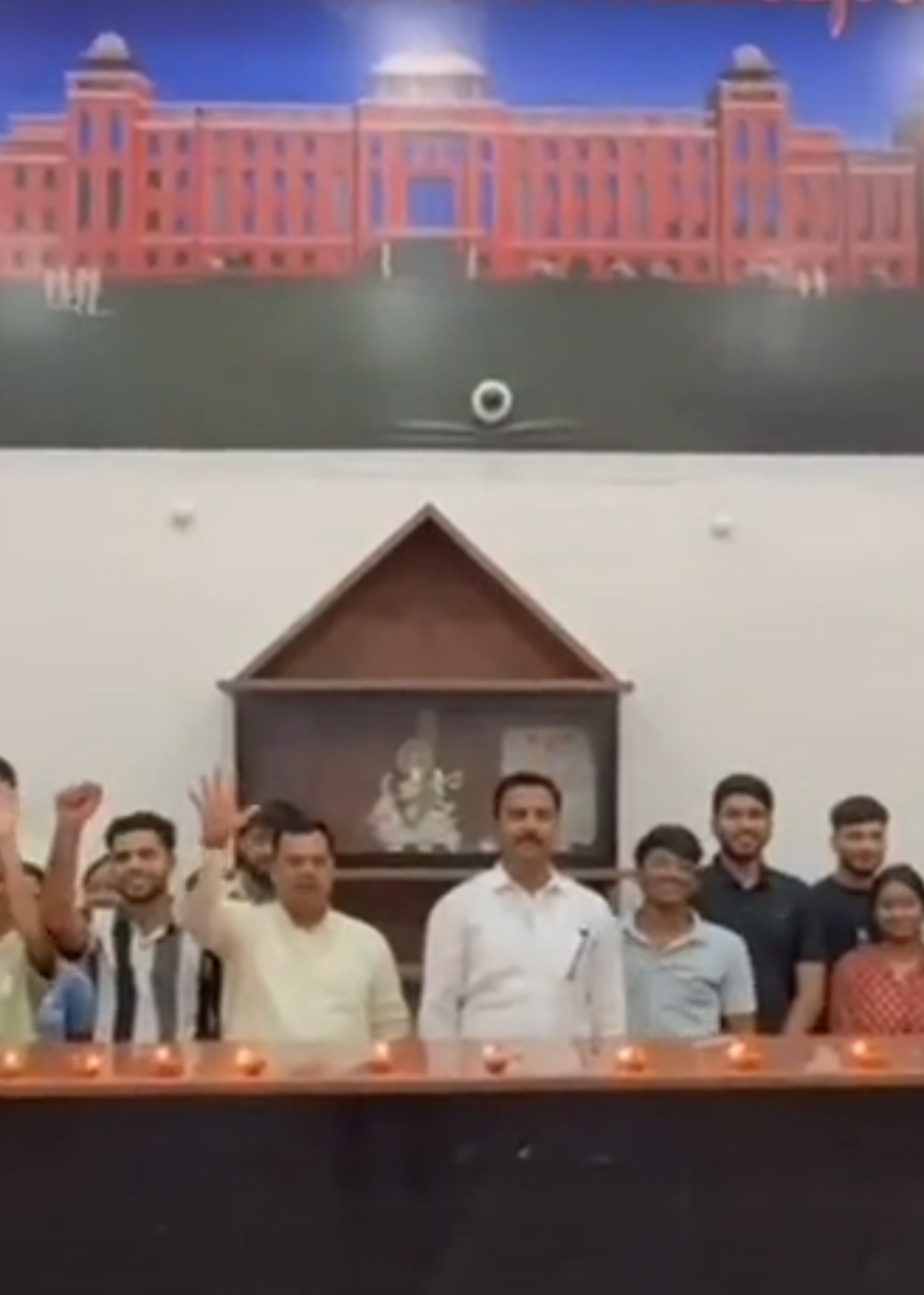 मोदी के जन्मदिन पर गौसेवा, मरीजों को फल बांटे:मेडिकल कॉलेज के छात्र-छात्राओं ने दीपक जलाए