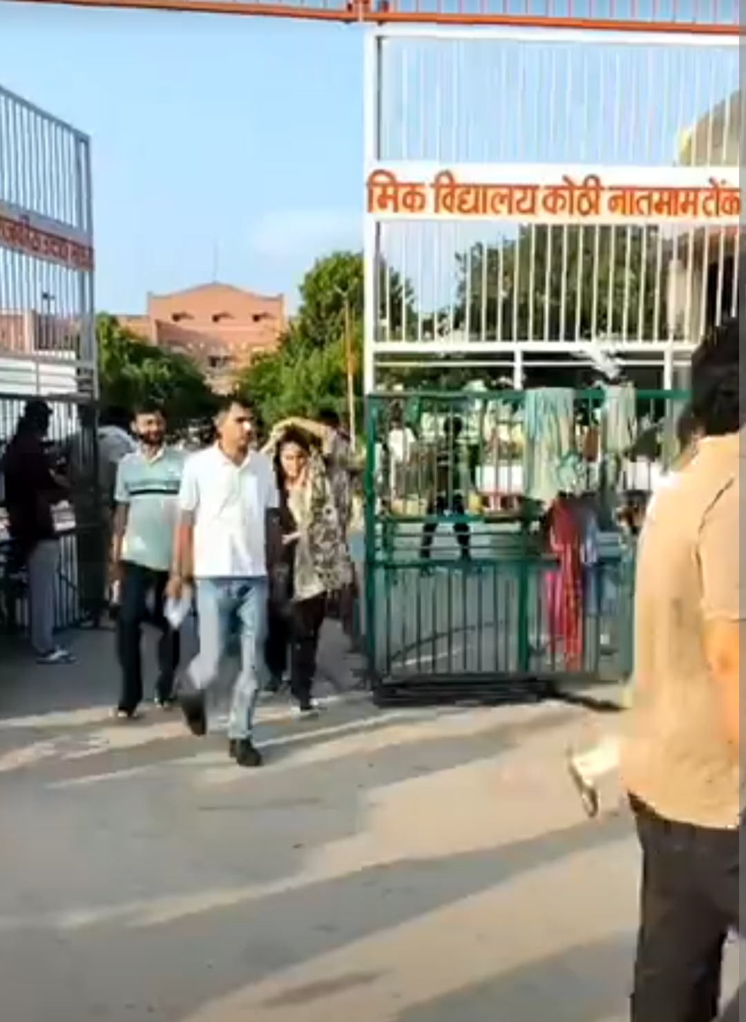 SI एग्जाम में 77 प्रतिशत से ज्यादा ने दी परीक्षा:कोई अभ्यर्थी बाइक पंचर तो कोई आधार की फोटो कॉपी में लेट; 16 केंद्रों पर हुई परीक्षा