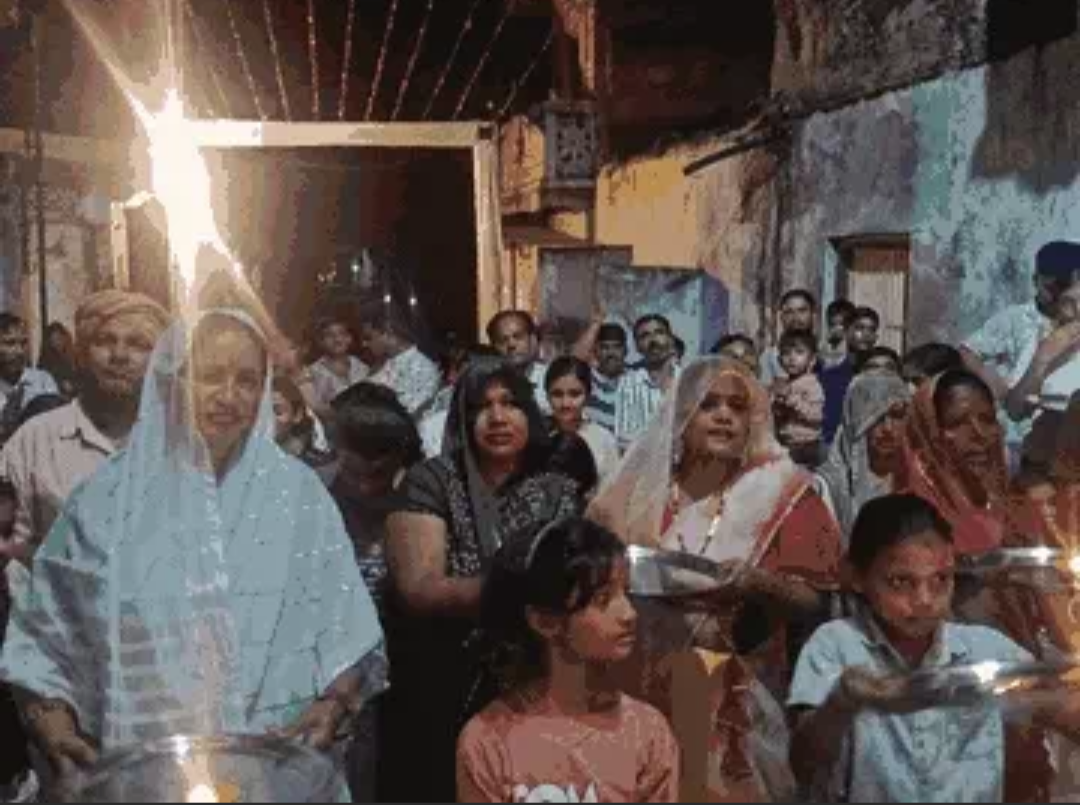 गढ़ गणेश महोत्सव पर बप्पा को लगा छप्पन भोग:सूखे मेवे, लड्डू पेड़े का लगा भोग, महिलाओं ने की सामूहिक आरती