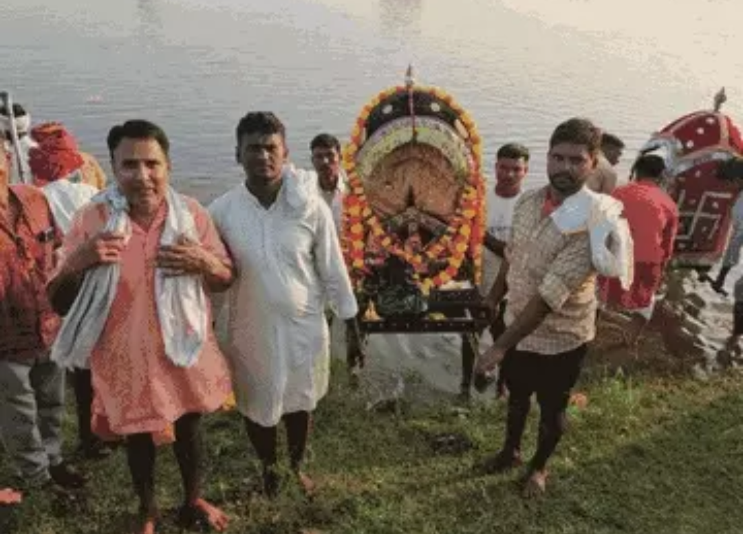 बनेठा में जलझूलनी एकादशी पर निकली शोभायात्रा:कल्याण महाराज सहित विभिन्न मंदिरों के ठाकुरजी ने विमान में बैठकर किया जलविहार