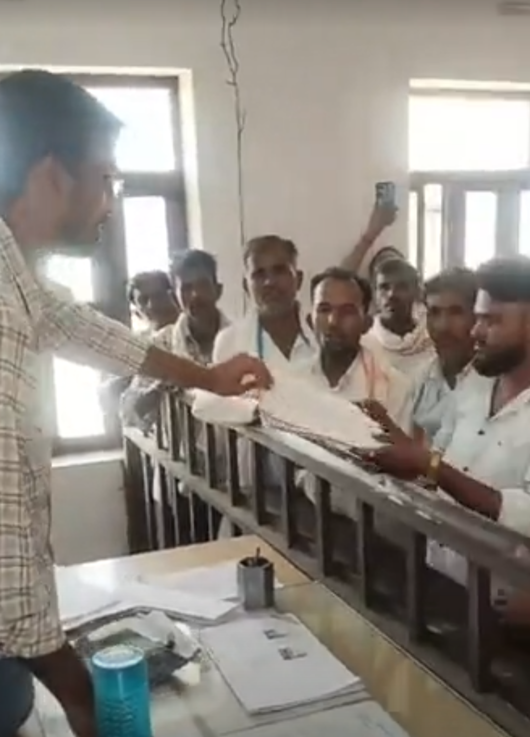 दत्तवास में DAP वितरण में गड़बड़ी का आरोप:चुनिंदा किसानों को टोकन देने की शिकायत, जांच के बाद कार्रवाई का आश्वासन मिला