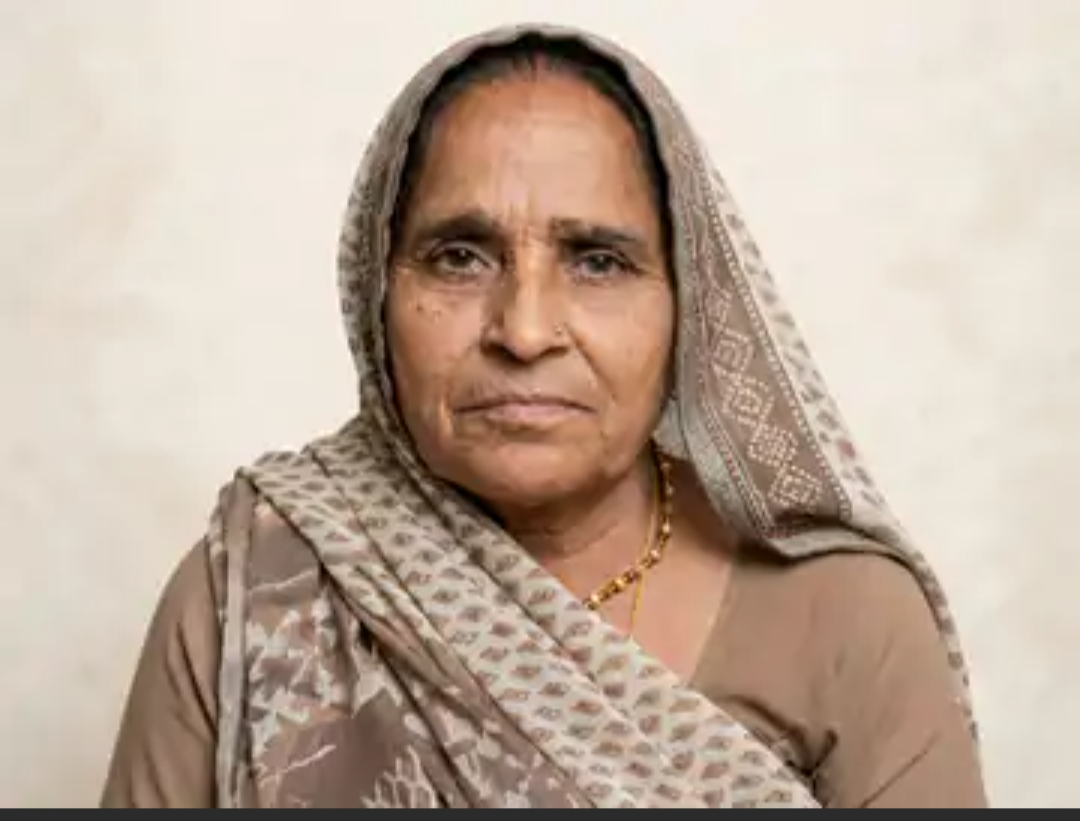 घाड़ में खेत पर उड़द काट रही महिला की मौत:जहरीले कीड़े के काटने से बिगड़ी तबीयत, अस्पताल में डॉक्टरों ने मृत घोषित किया
