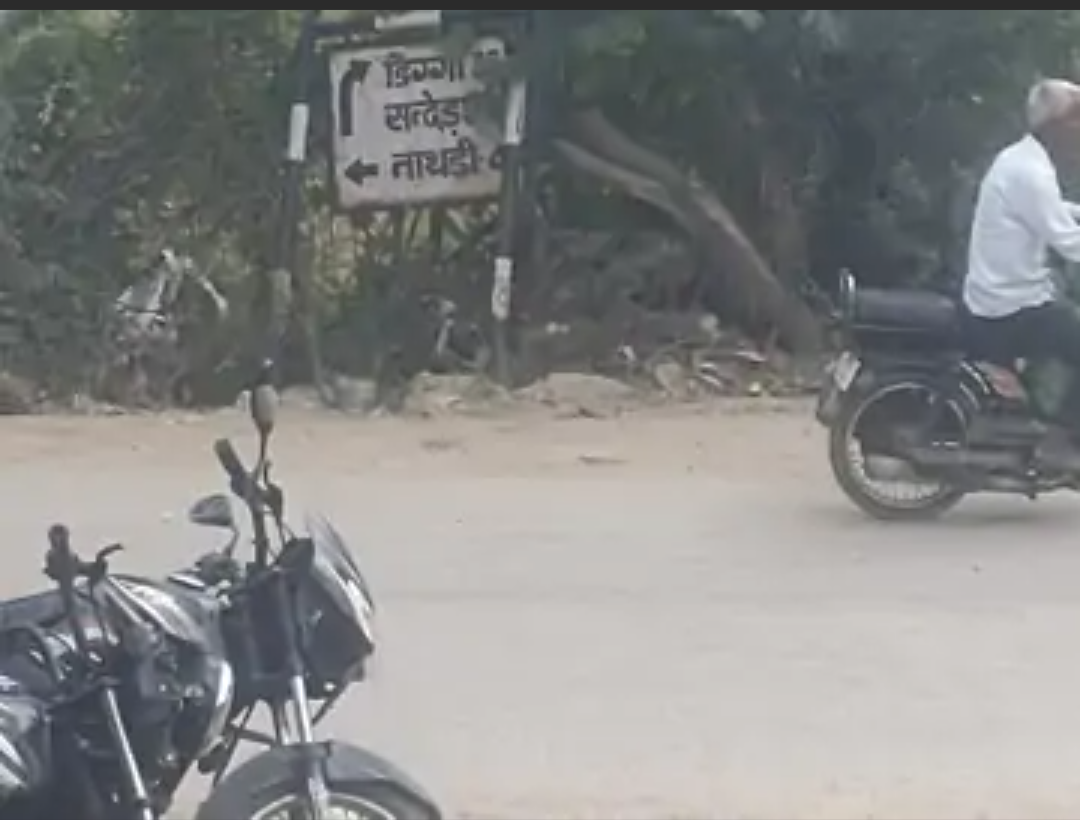 बगड़ी के रास्ते पर गलत दिशा सूचक बोर्ड लगा:राहगीर परेशान, बगड़ी को नाथड़ी बताया; प्रशासन से गलत बोर्ड को ठीक करवाने की मांग