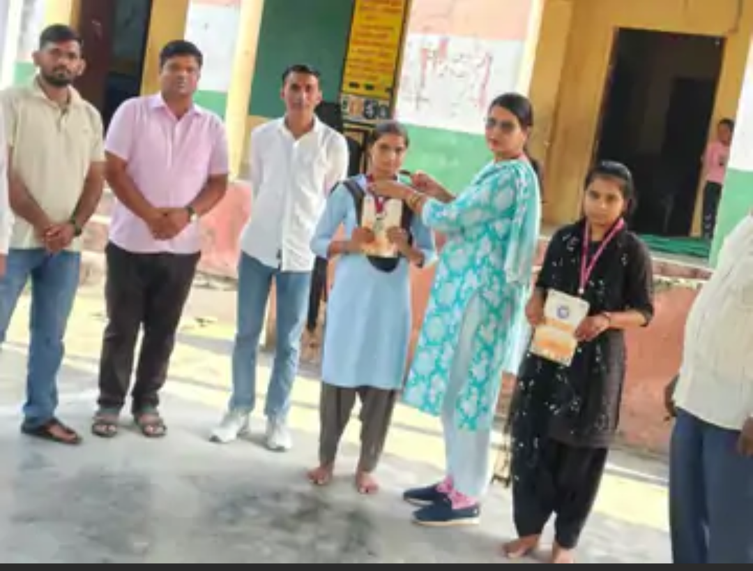 संस्कृत ओलंपियाड में मधू कीर प्रथम, टीना मीणा द्वितीय:दिल्ली के ऑनलाइन ओलंपियाड में उत्कृष्ट प्रदर्शन पर छात्राओं को मिला सम्मान