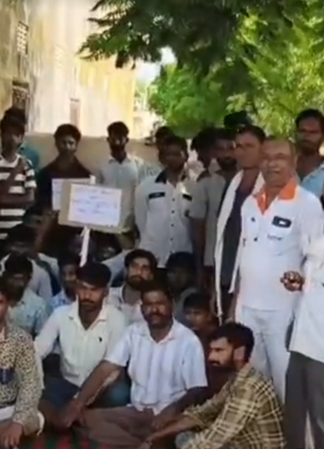 रानोली में खेल मैदान की बदहाली पर युवाओं का प्रदर्शन:गंदे पानी और झाड़ियों से खेल गतिविधियां बंद, समाधान की मांग