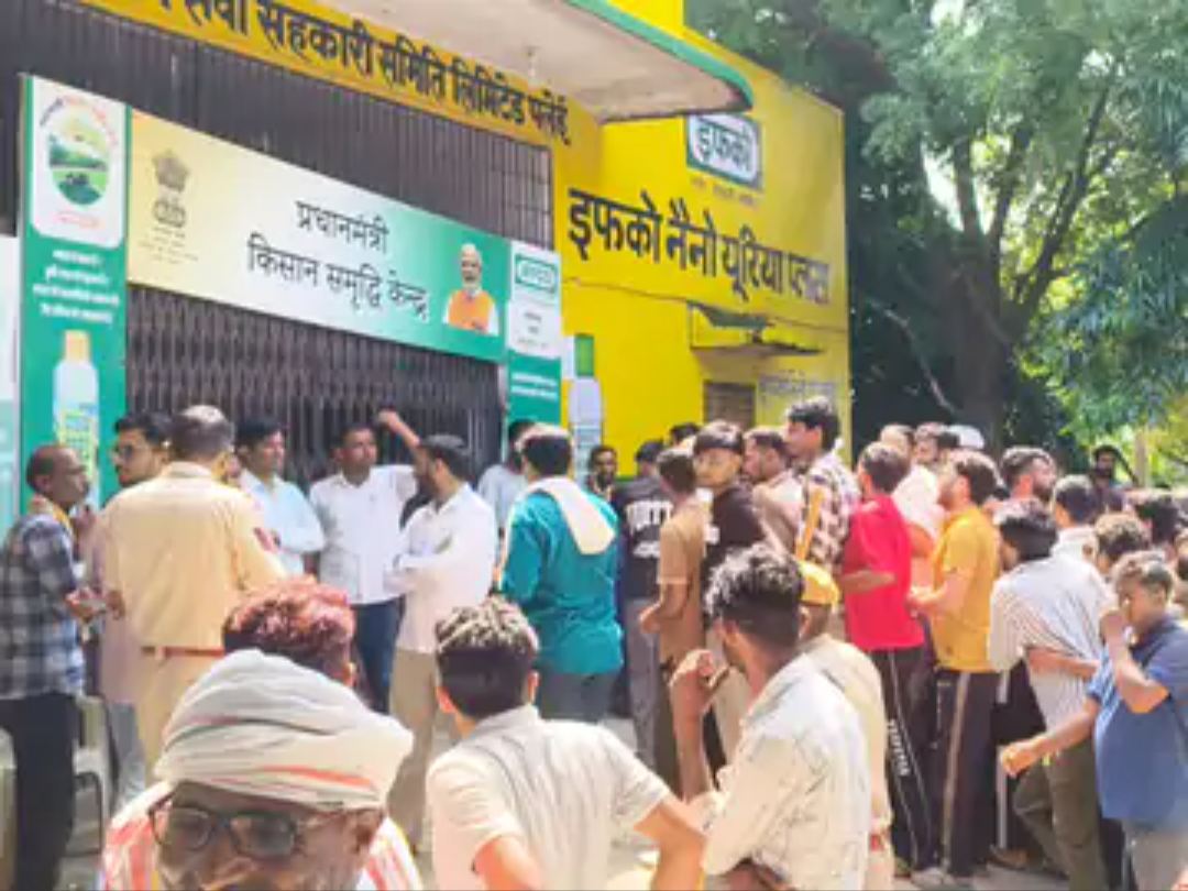 पलेई में खाद वितरण में देरी, किसानों ने किया हंगामा:समिति पर उमड़ी भीड़, पुलिस-प्रशासन ने टोकन बांटकर शुरू कराया वितरण