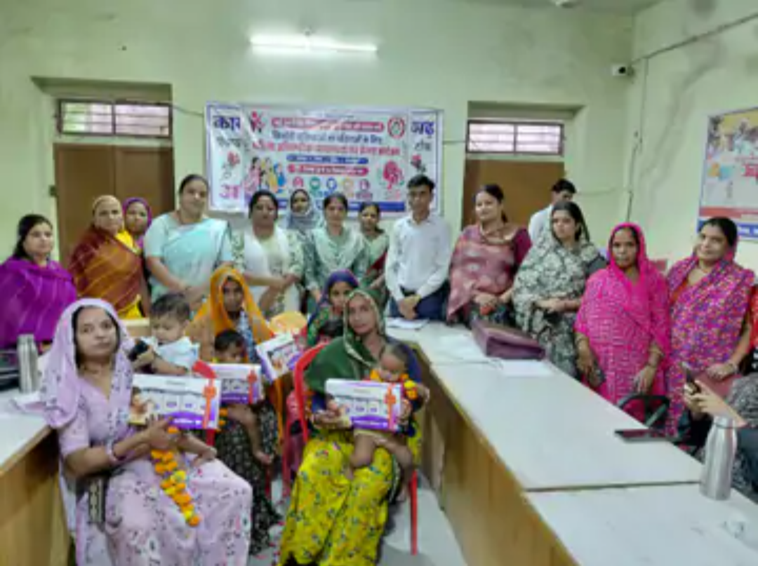 अलीगढ़ में राष्ट्रीय पोषण माह के तहत जागरूकता कार्यशाला:किशोरियों और महिलाओं को संतुलित आहार, एनीमिया व स्वच्छता की दी जानकारी