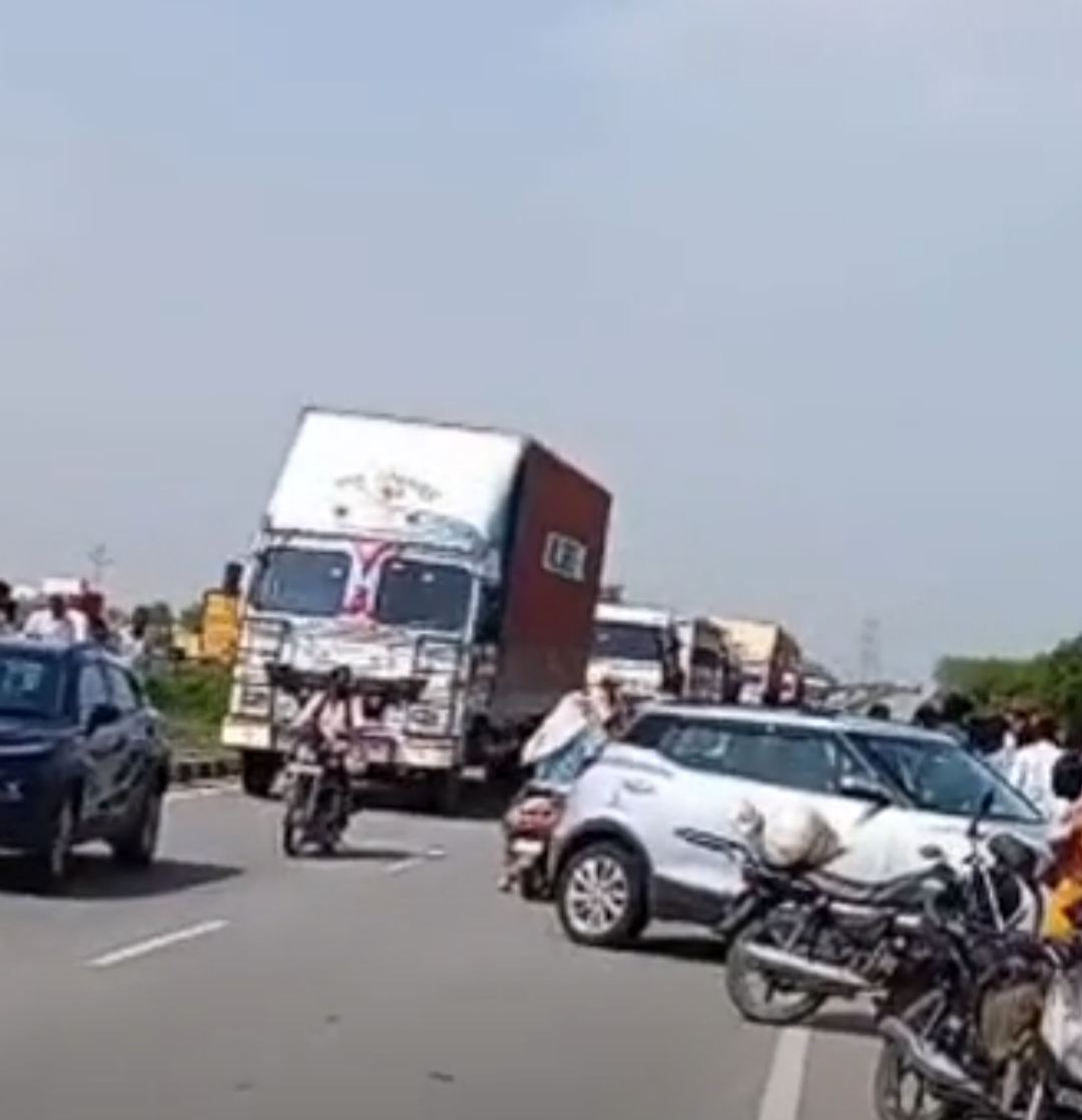 टिपर ने मोपेड सवार दंपती को टक्कर मारी,पत्नी की मौत:पति घायल, जयपुर से गांव लौट रहे थे; NH-52 पर हुआ हादसा