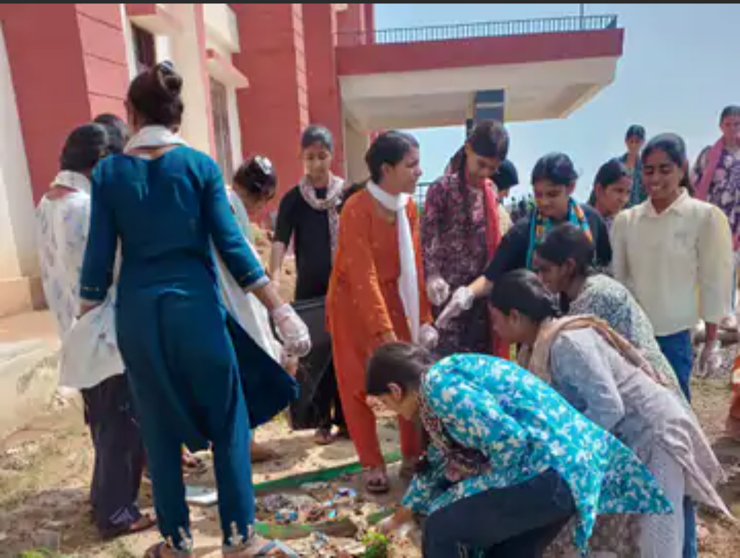 निवाई में स्वच्छता अभियान चलाया:सेवा पखवाड़े में माई भारत केंद्र ने छात्रों को किया जागरूक, नशा मुक्ति की शपथ दिलाई