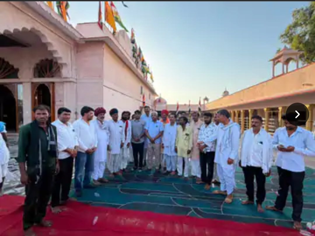 जोधपुरिया मंदिर ट्रस्ट ने दुकानदारों को दी आर्थिक सहायता:9.46 लाख रुपए के चेक सौंपे, गुरुवार को दुकानों में लगी थी आग