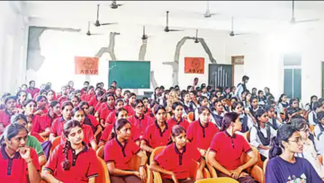 अखिल भारतीय विद्यार्थी परिषद की ओर से शनिवार को आयोजित नारी युवती सम्मेलन में छात्राओं ने पंच परिवर्तन को जीवन में अपनाने और समाज व राष्ट्र के प्रति अपनी जिम्मेदारी निभाने का संकल्प लिया