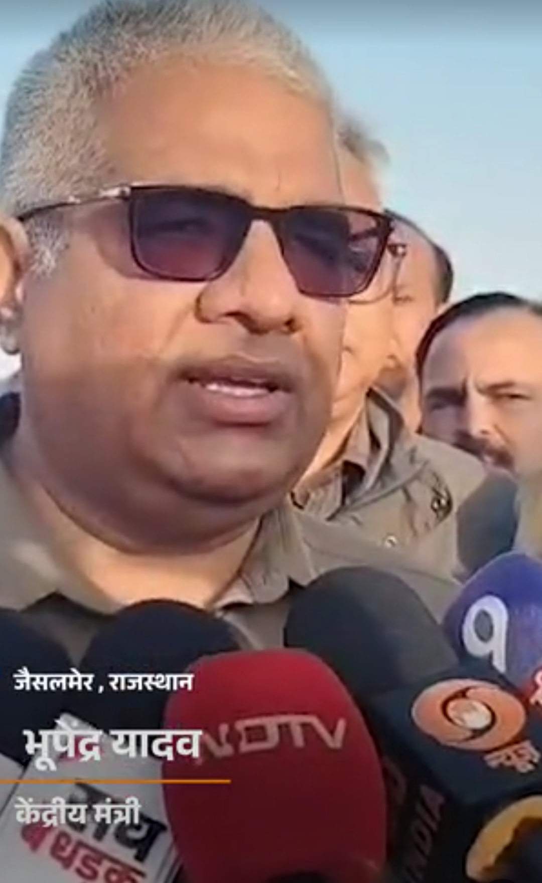 राजस्थान-ब्रीडिंग सेंटर के 2 गोडावण पहली बार जंगल में छोड़े:करोड़ों की टनल में शिकार करना सीखा; आंखों पर काली-पट्‌टी बांधकर लाए, हड़बड़ाकर भरी उड़ान