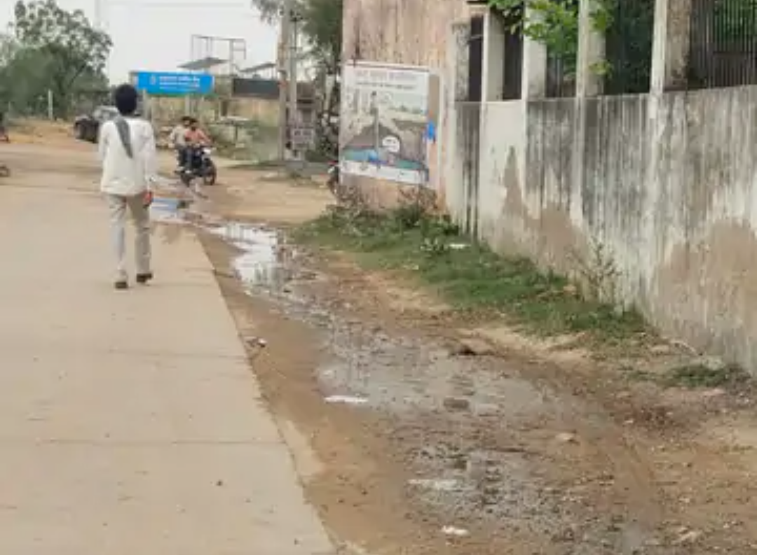 बीसलपुर पाइपलाइन टूटने से सिरोही गांव में पानी बर्बाद:स्कूल के सामने सड़क पर बह रहा पानी, प्रशासन से मरम्मत की मांग