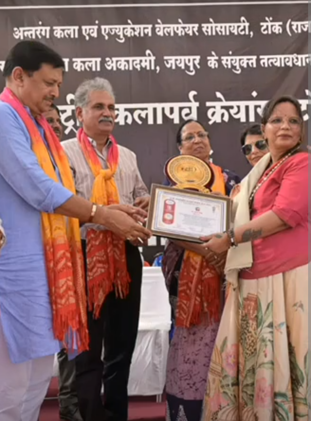 ‘क्रेयान्स’ में रूस-नेपाल समेत 18 राज्यों के 250 कलाकार पहुंचे:तीन दिन तक कैनवास पर उतरीं कला की अलग-अलग छटाएं
