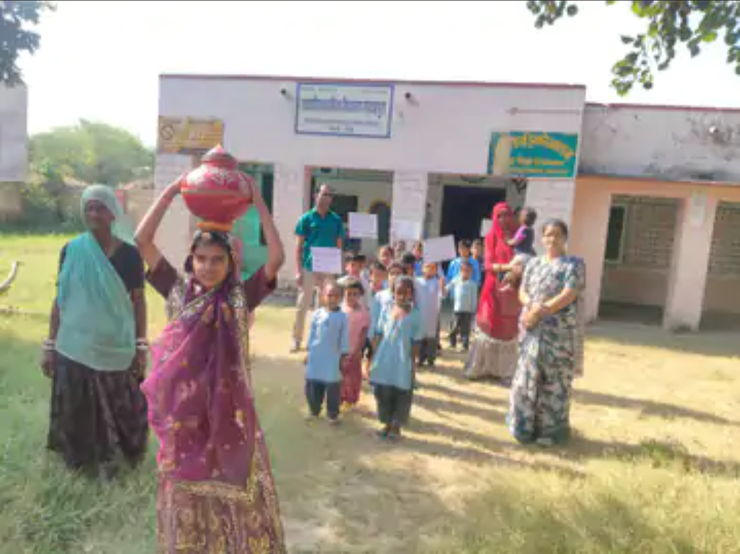 सरदारपुरा में स्कूली बच्चों ने निकाली जन जागरूकता रैली: जरूरतमंदों की मदद और सेवा भाव का दिया संदेश