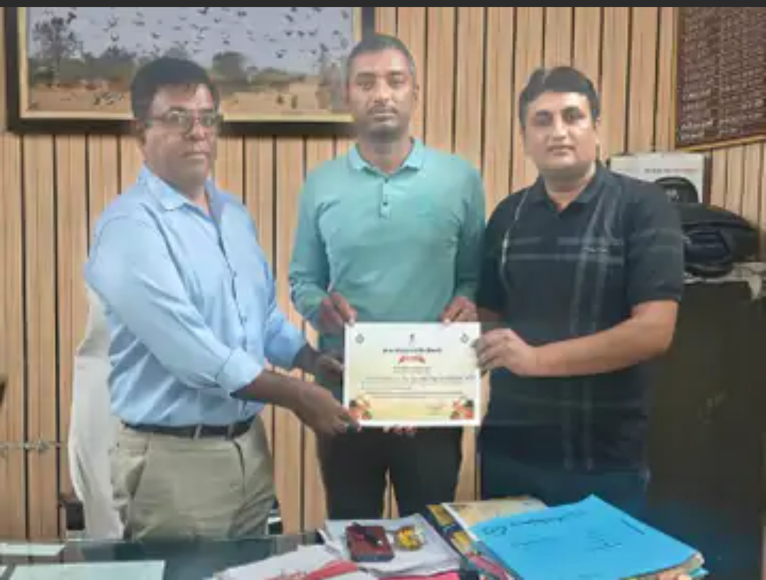वन्यजीव संरक्षण के लिए शिक्षक मोहर सिंह सम्मानित:वन विभाग के अफसरों ने दिया प्रशस्ति पत्र, बोले- शिक्षा के साथ पर्यावरण के लिए काम जारी रहेगा